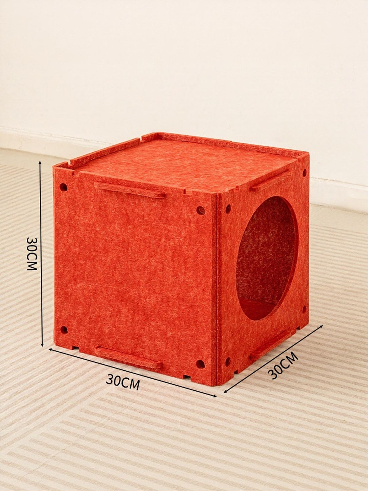Scarlet cube cat house with 30 cm measurement labels