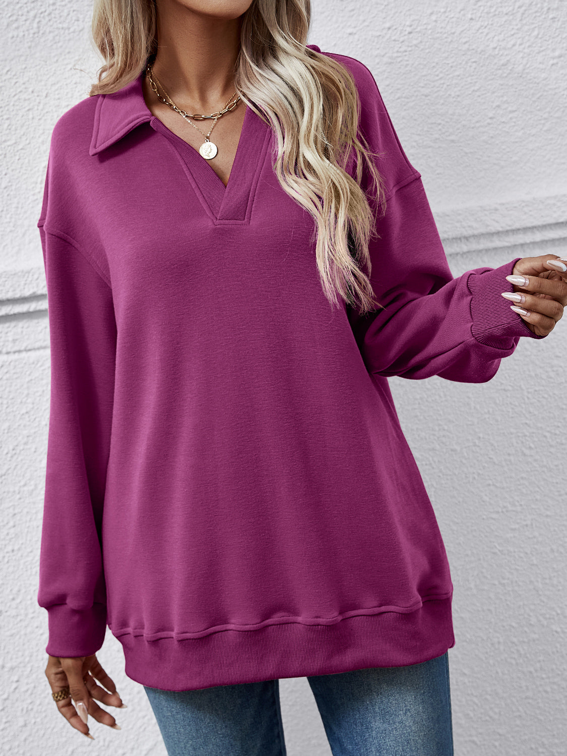 Collared dropped-shoulder sweatshirt with long sleeves.
