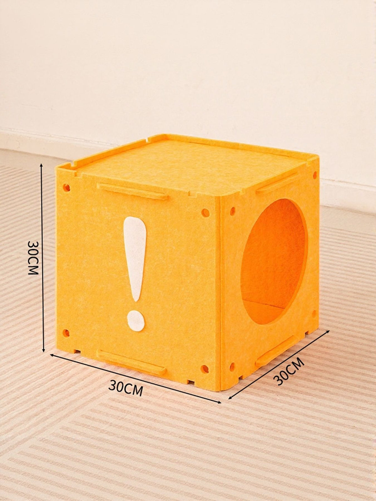 Gold cube with exclamation-mark design and 30 cm measurement labels
