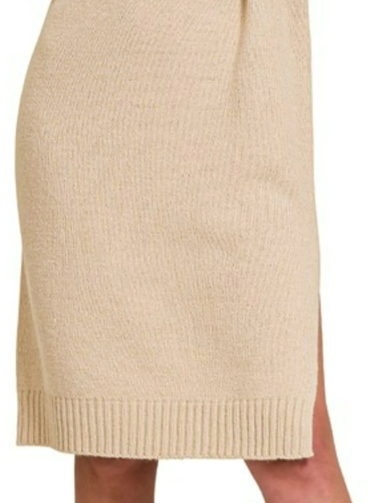 Close-up of the ribbed hem and side slit