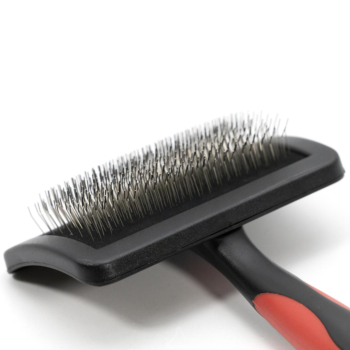 Side view of the curved Jeffers Medium slicker brush head and pins.