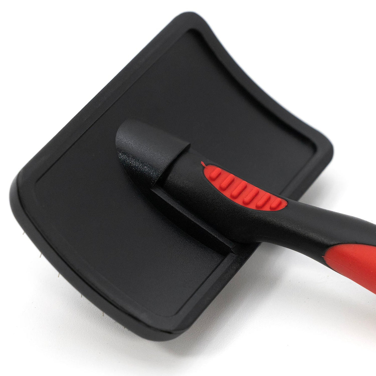 Back of the Jeffers Medium black-and-red slicker brush head and handle.
